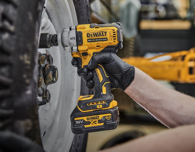 Aku rázový utahovák DeWALT DCF892NT, 18V, kufr