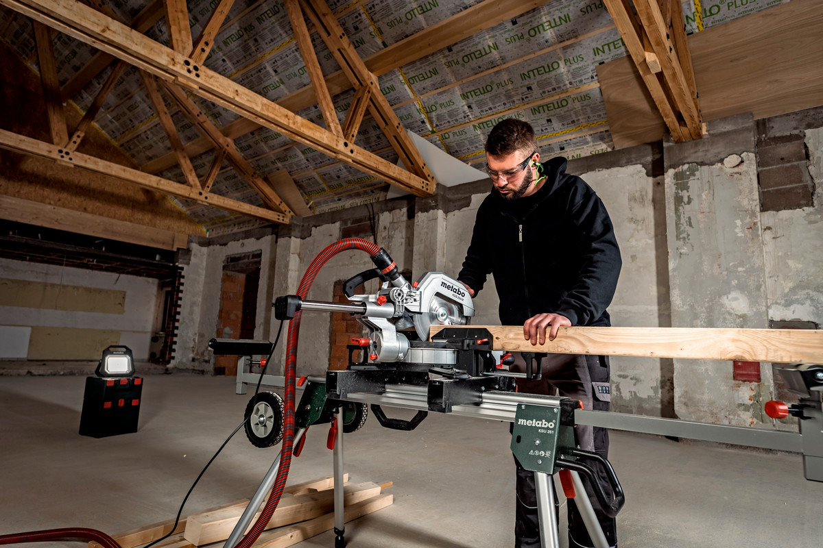 Pokosová pila Metabo KGS 254 M + podstavec KSU 251