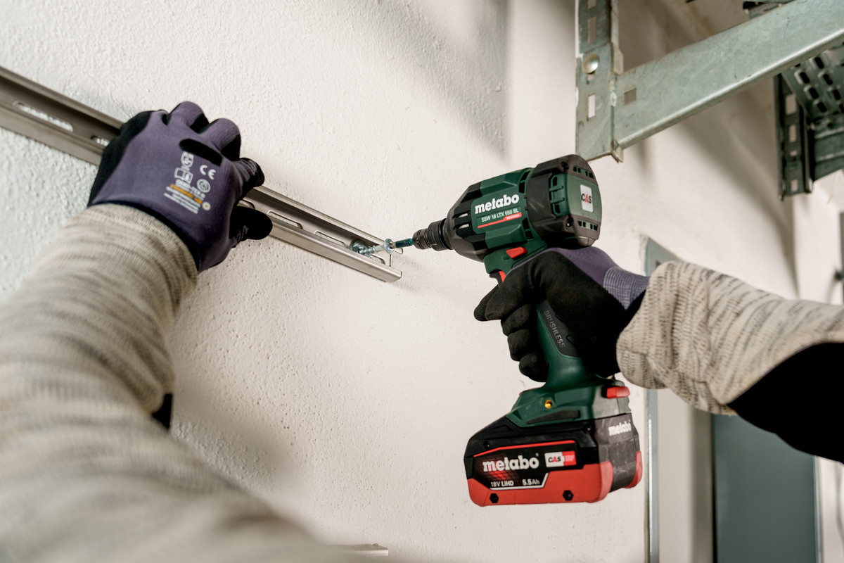Aku rázový utahovák Metabo SSW 18 LTX 550 BL, 2×4Ah, 18V, metaBOX