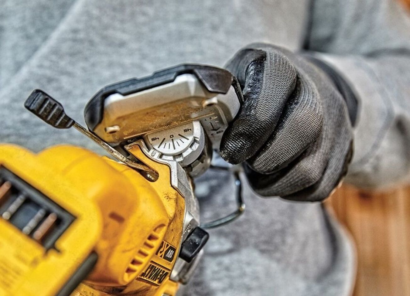 Aku přímočará pila DeWALT DCS334NT, 18V, kufr