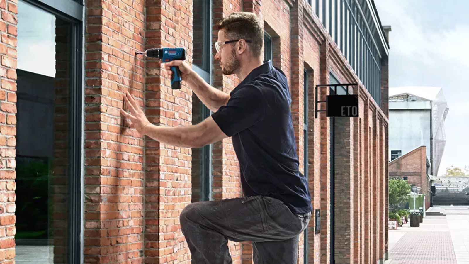 Aku příklepový šroubovák BOSCH GSB 120-LI set, 2×2Ah, 12V