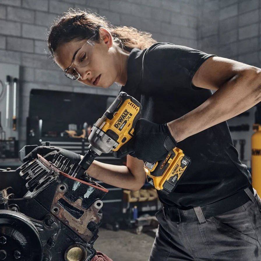 Aku rázový utahovák DeWALT DCF892NT, 18V, kufr